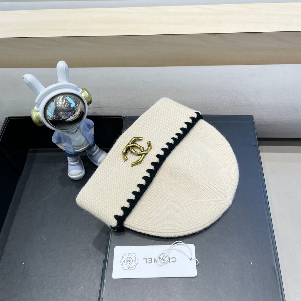 CHANEL BEANIE HAT IN WHITE WOOL 419782