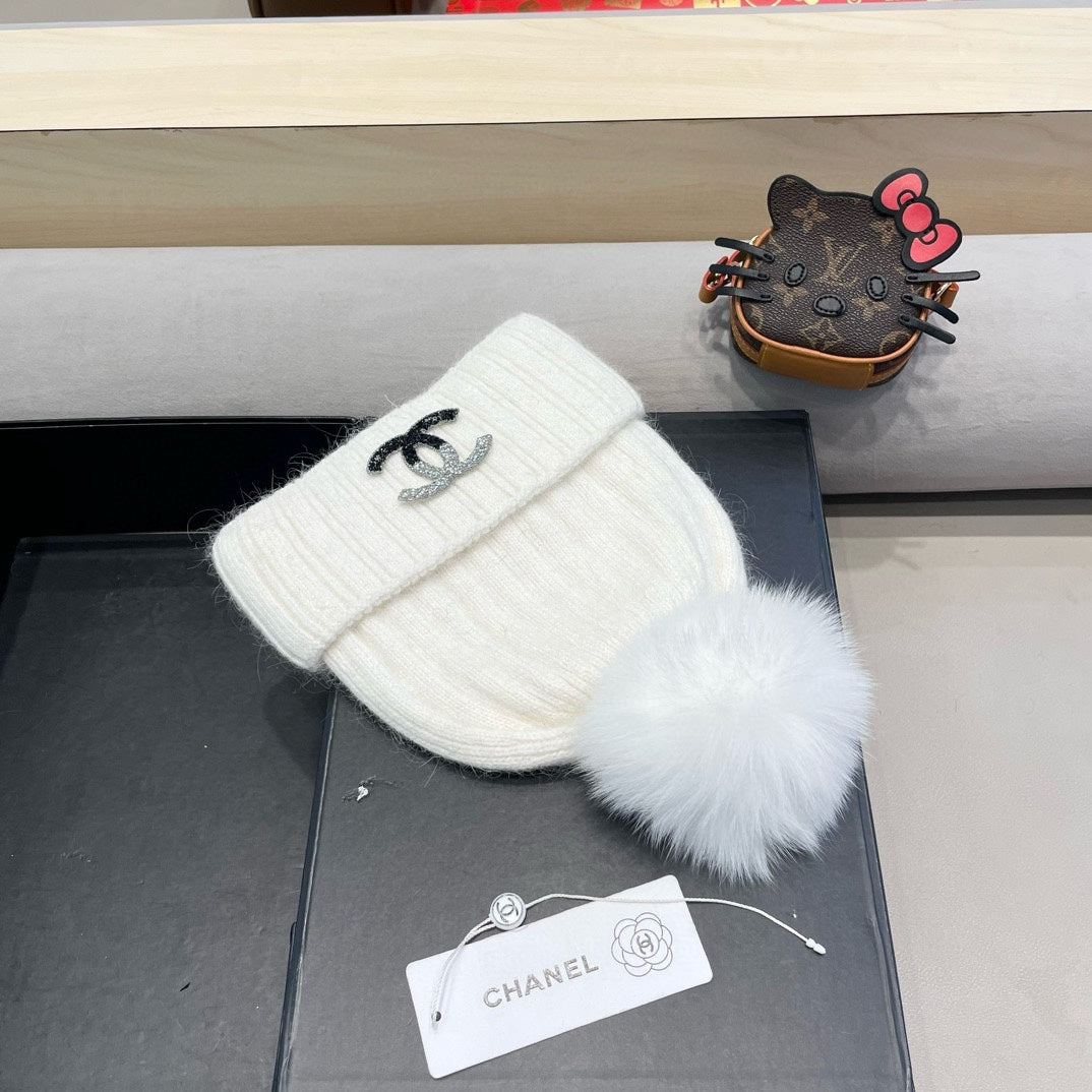 CHANEL BEANIE HAT IN WHITE WOOL 426233