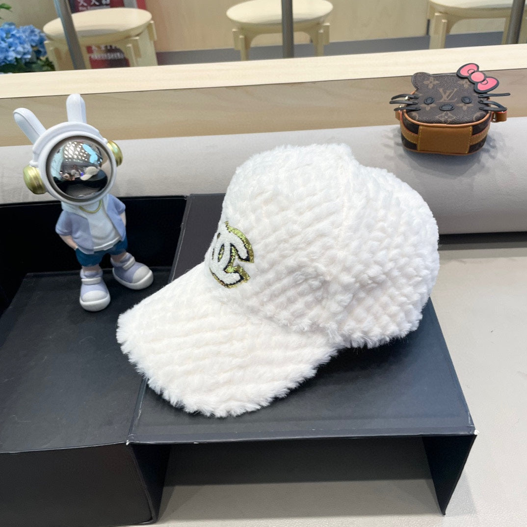 CHANEL BASEBALL CAP IN WHITE FLEECE 431372