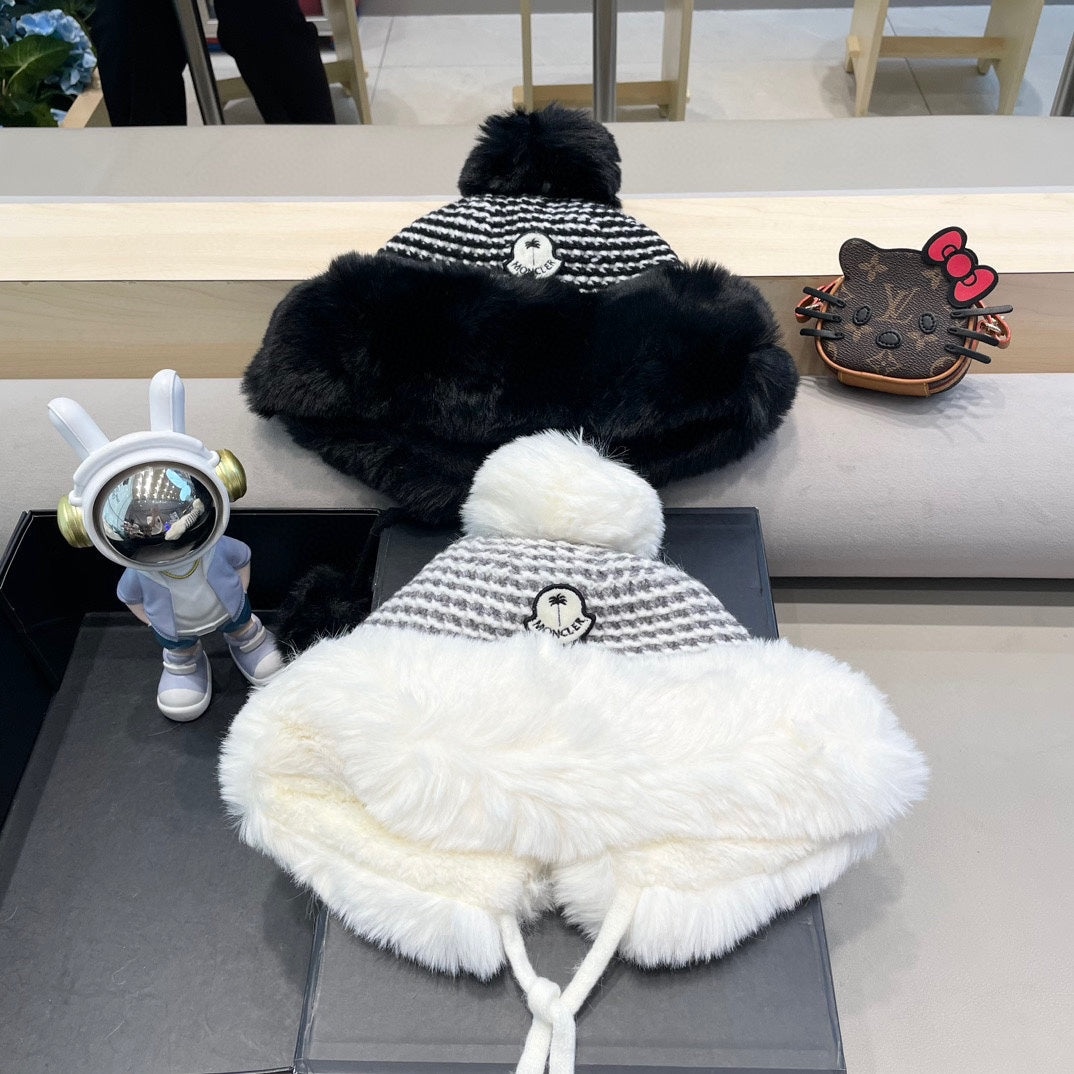 MONCLER BEANIE HAT IN BLACK WOOL AND FLEECE 436748